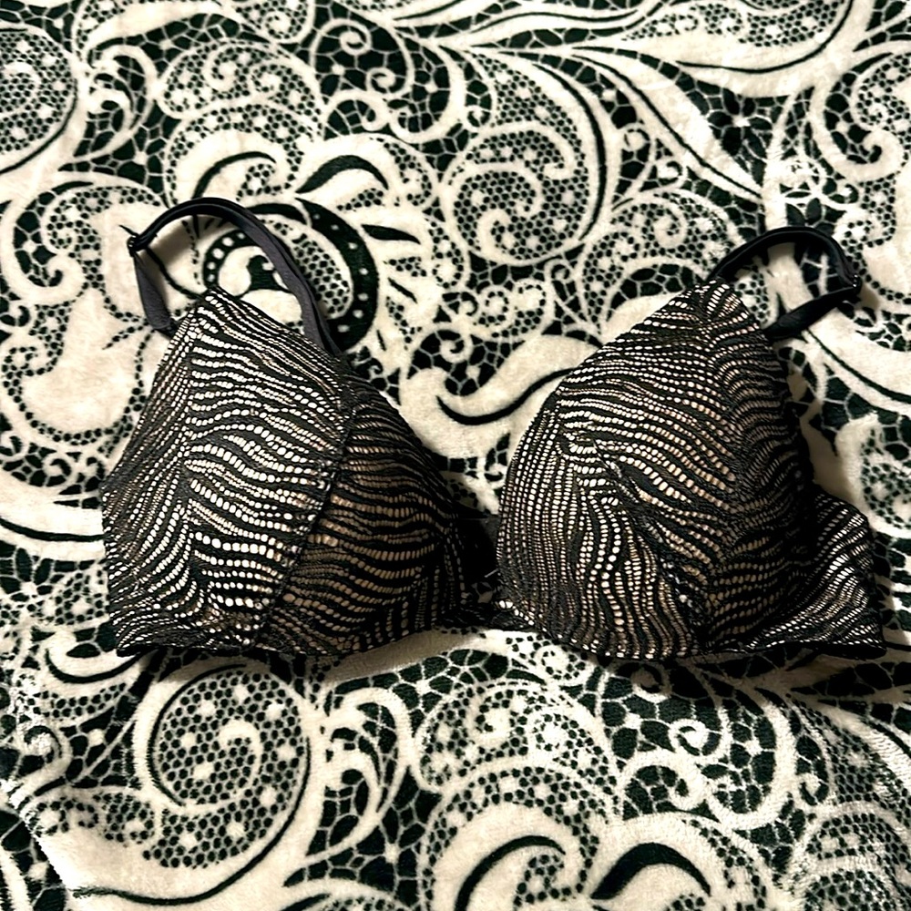 Victoria's Secret Very Sexy Uplift Plunge Bra Size 32 D